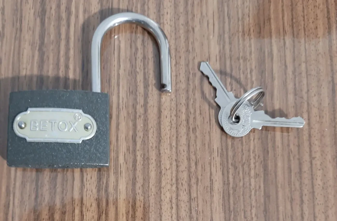 Маленький навісний замочок Betox. Є автозакриття. 3