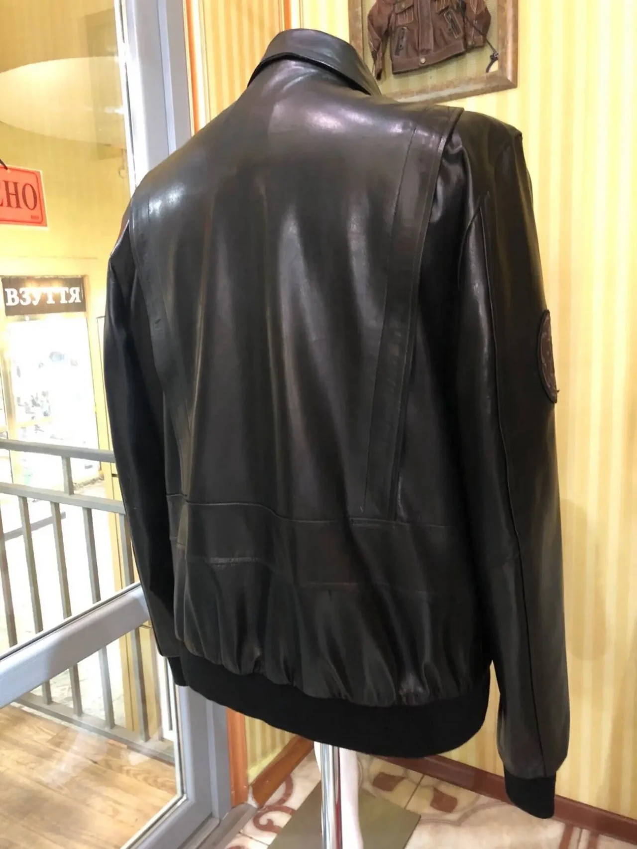 Чоловічі шкіряні бомбери 9