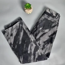 Чорні джинси з сірими плямами