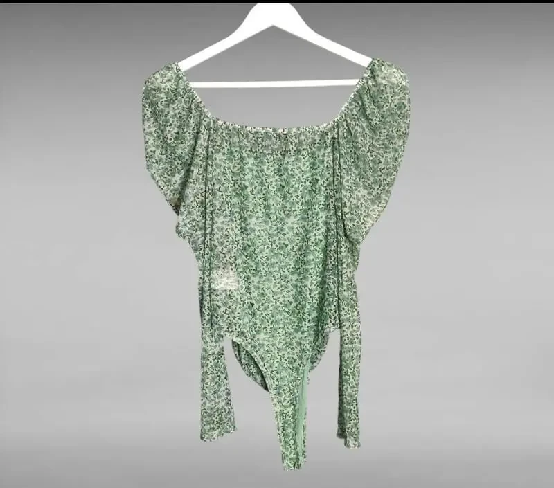 Стильний боді в сіточку з квітковим принтом від rebellious, розмір l 2