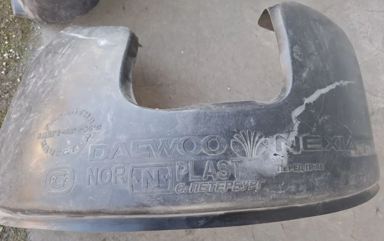 Daewoo Nexia підкрилки перед 3