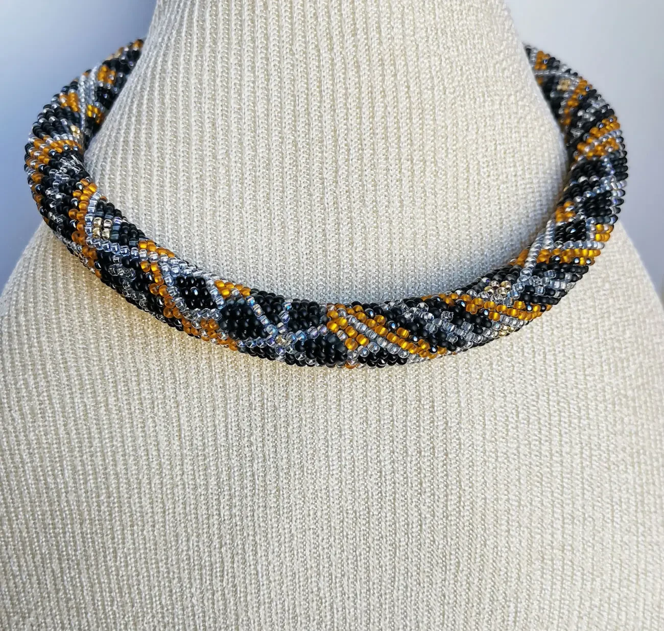 Прикраса із бісеру кольє-джгут Оксамитове сяйво 2