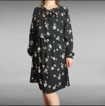 Сукня чорна з квітковим принтом