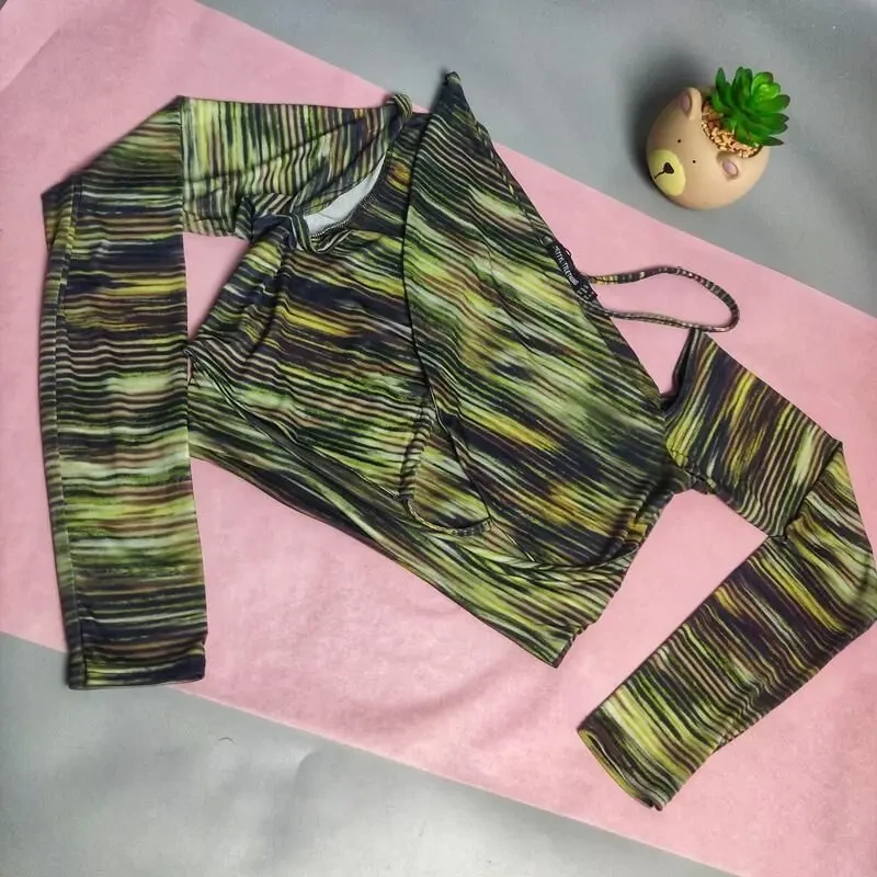 Укорочений топ з довгими рукавами та вирізами 3