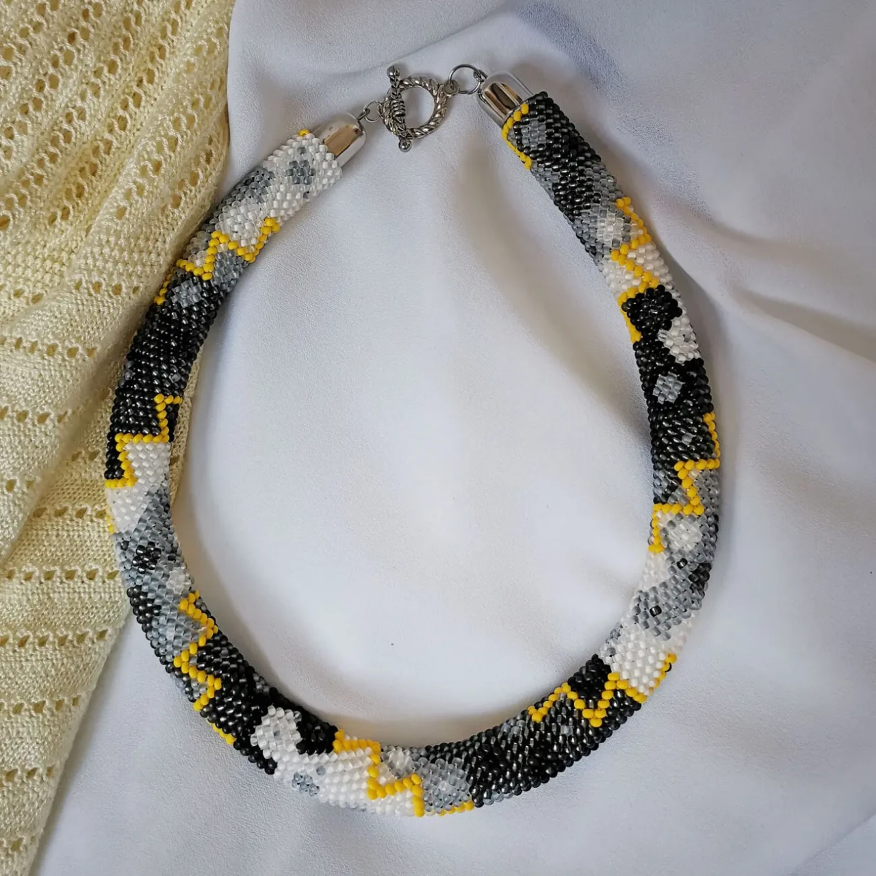 Прикраса із бісеру кольє-джгут Емоція 4