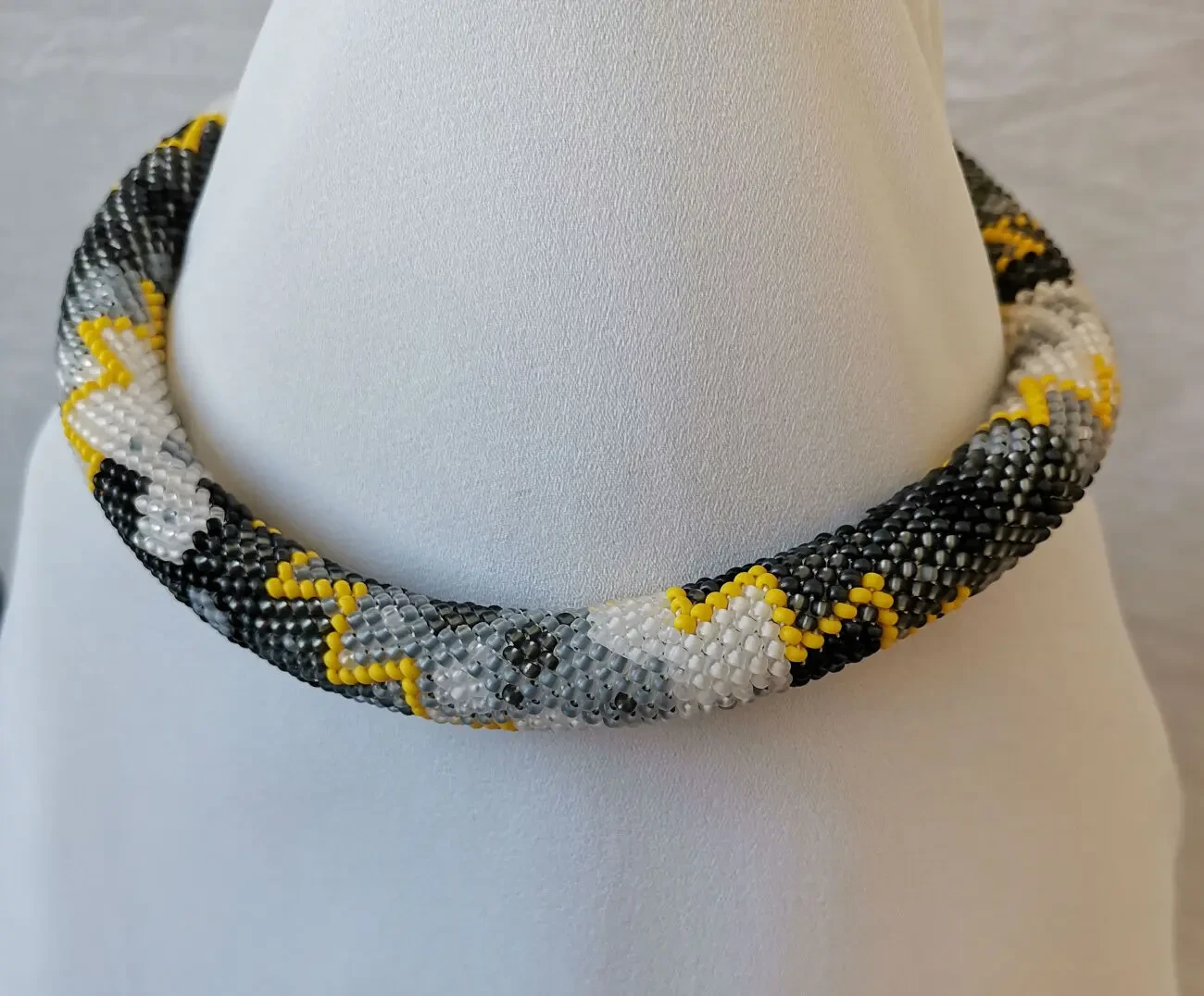 Прикраса із бісеру кольє-джгут Емоція 2