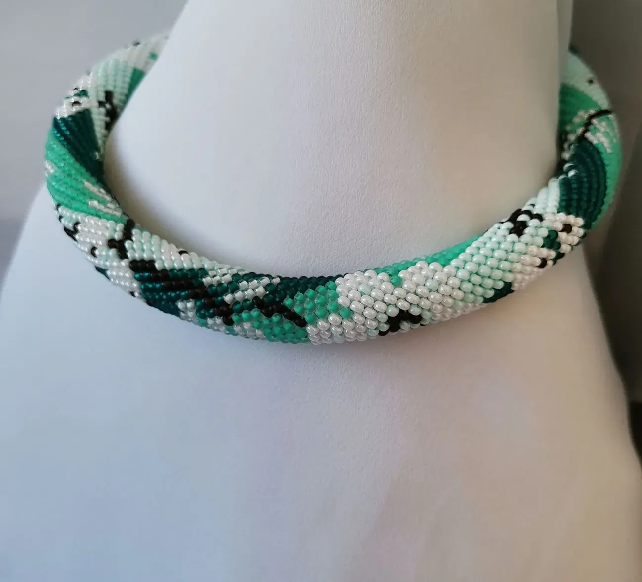 Прикраса із бісеру кольє-джгут Яблуневий цвіт 4