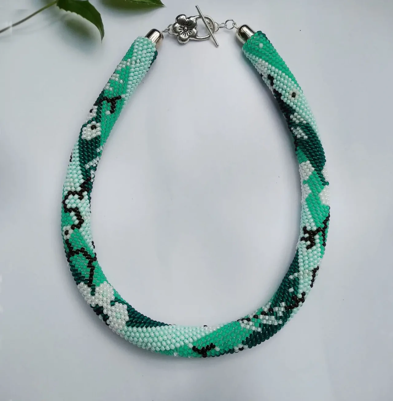 Прикраса із бісеру кольє-джгут Яблуневий цвіт