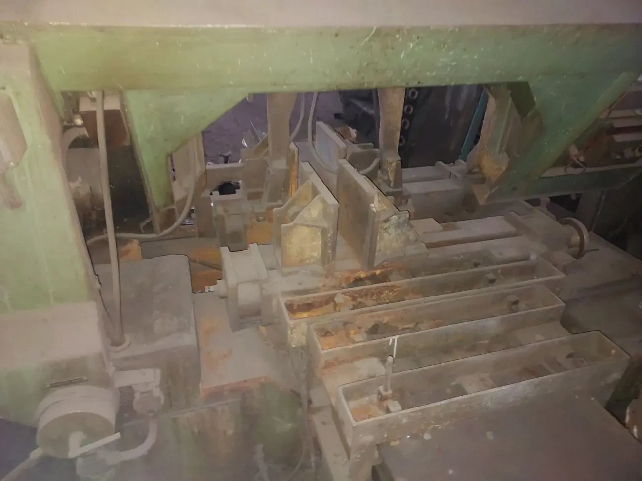 Стрічкову пілу Італія ріже діаметри ф400 мм 6