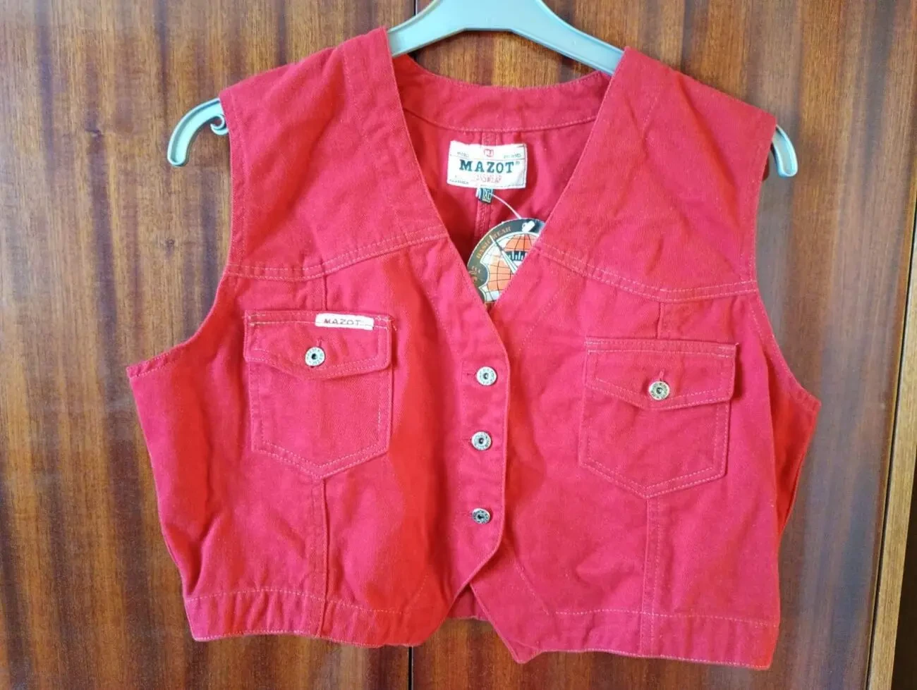 Новая женская, красная, джинсовая жилетка - 3 dvd диска в подарок.