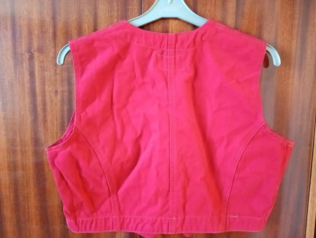 Новая женская, красная, джинсовая жилетка - 3 dvd диска в подарок. 2