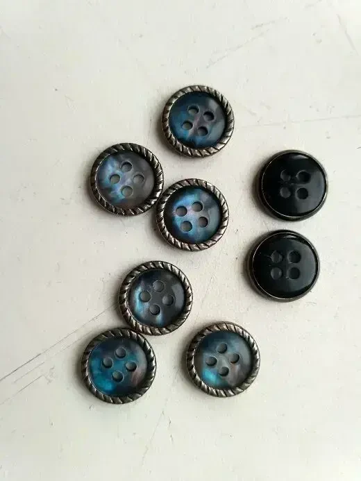 Детские нарядные перламутровые пуговицы с метал. ободком 2