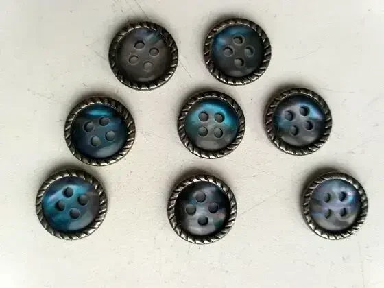 Детские нарядные перламутровые пуговицы с метал. ободком 4