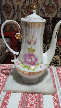 Шикарный кофейник с золотыми узорами. Новый