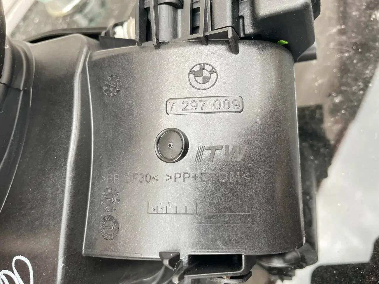 BMW X6 F16 Кришка паливного бака 51177297009 6