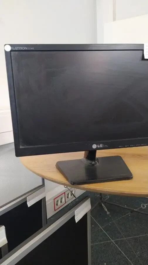 18.5  LCD  б/у монитор LG Electronics E1942C-BN 4