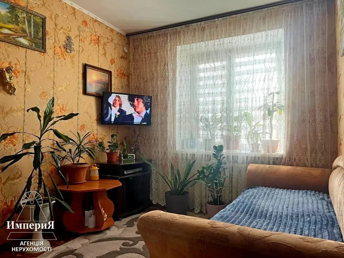 Продам кімнату з ремонтом та меблями на масиві Незалежності.