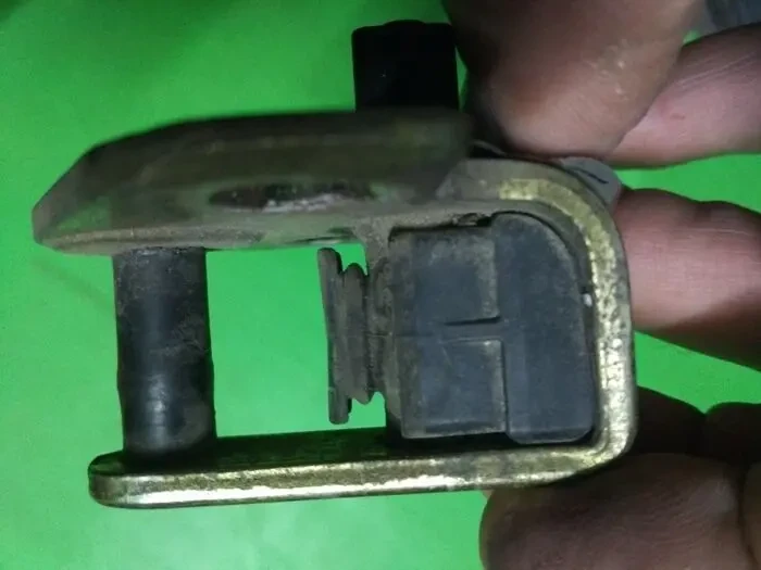 Скоба замка дверей з кінцевиком 2m51-f21982-aa Форд Мондео 3 Ford 5