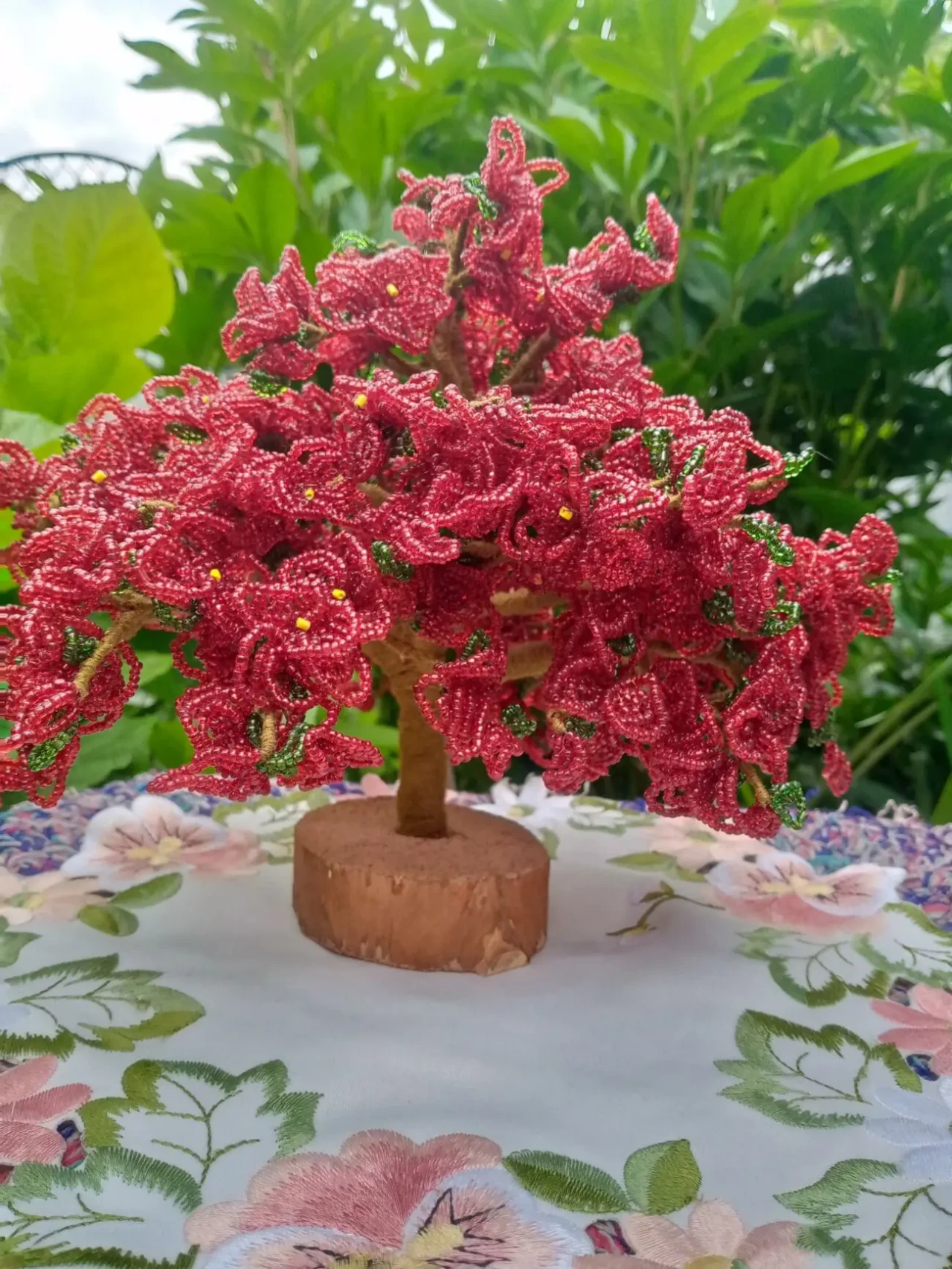 Червоне дерево з бісеру 2