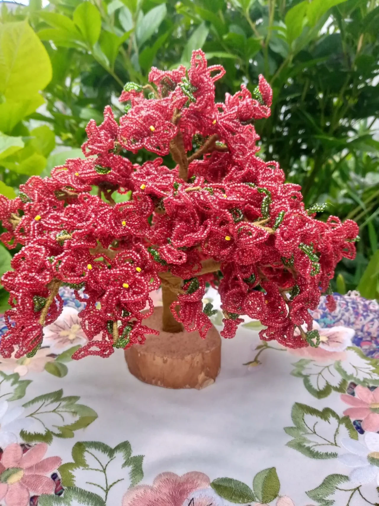 Червоне дерево з бісеру