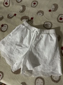 Мереживні літні шорти білого кольору