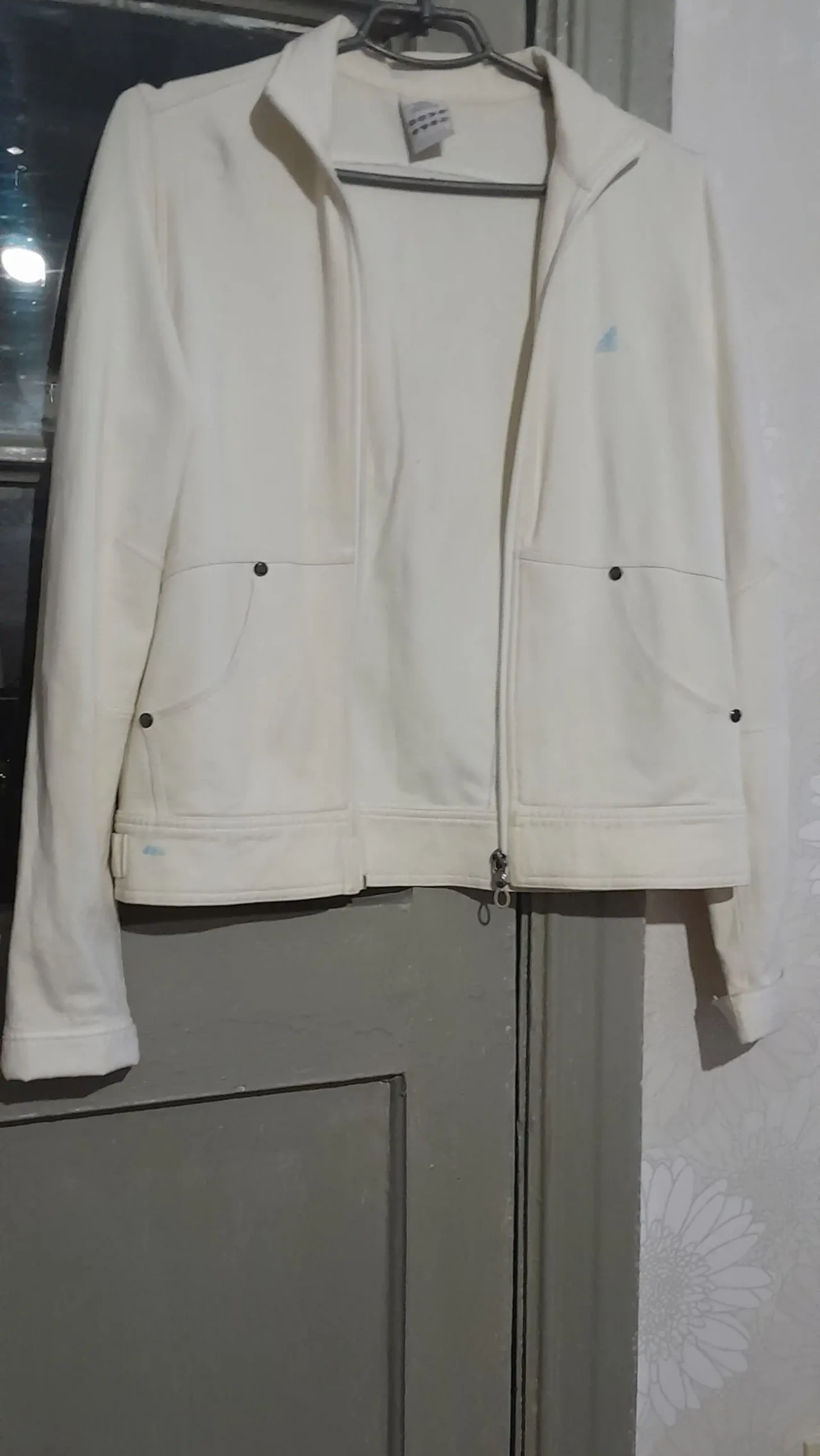 Белая ветровка на молнии. 2