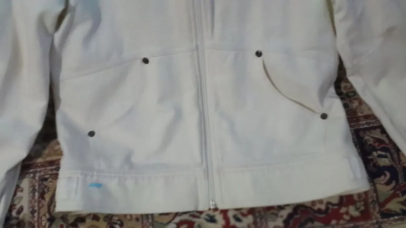 Белая ветровка на молнии.