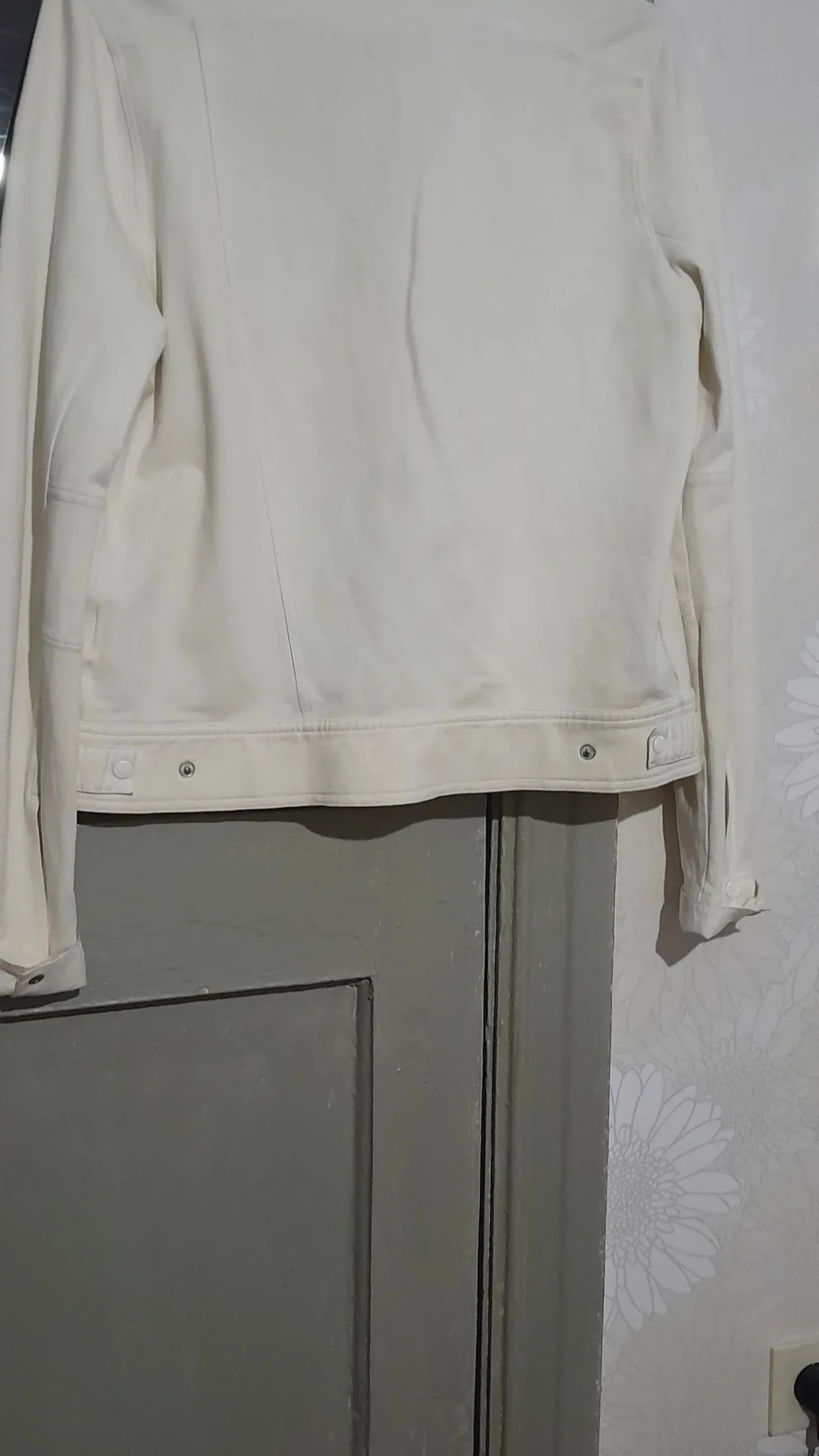 Белая ветровка на молнии. 3