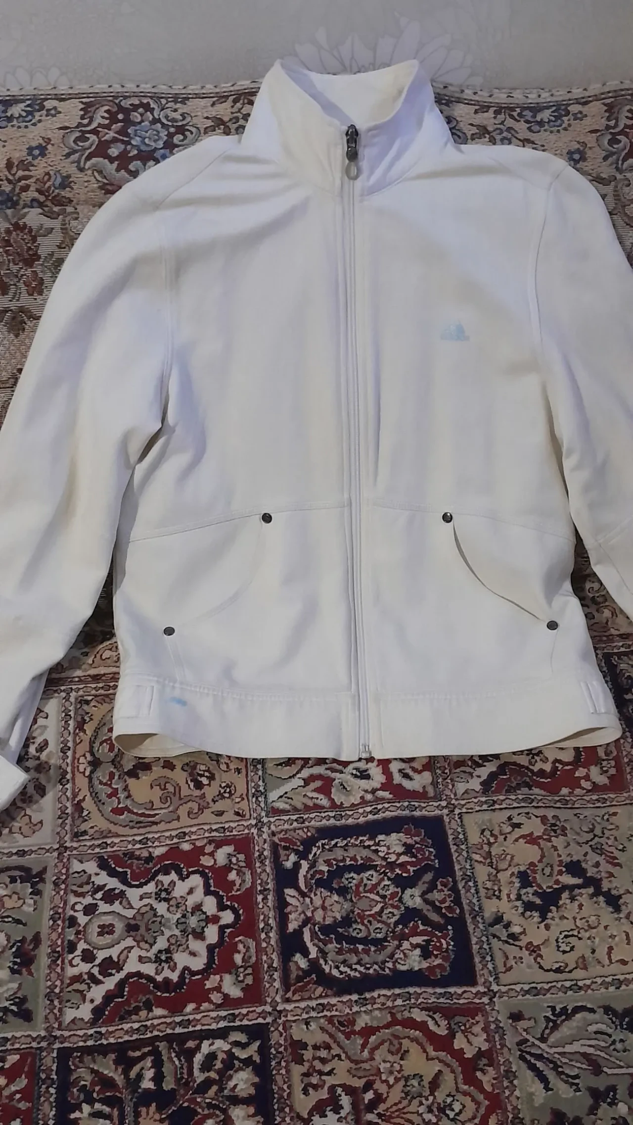 Белая ветровка на молнии. 4