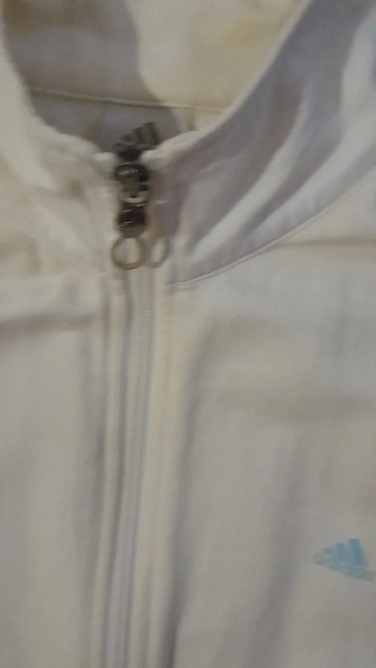 Белая ветровка на молнии. 6