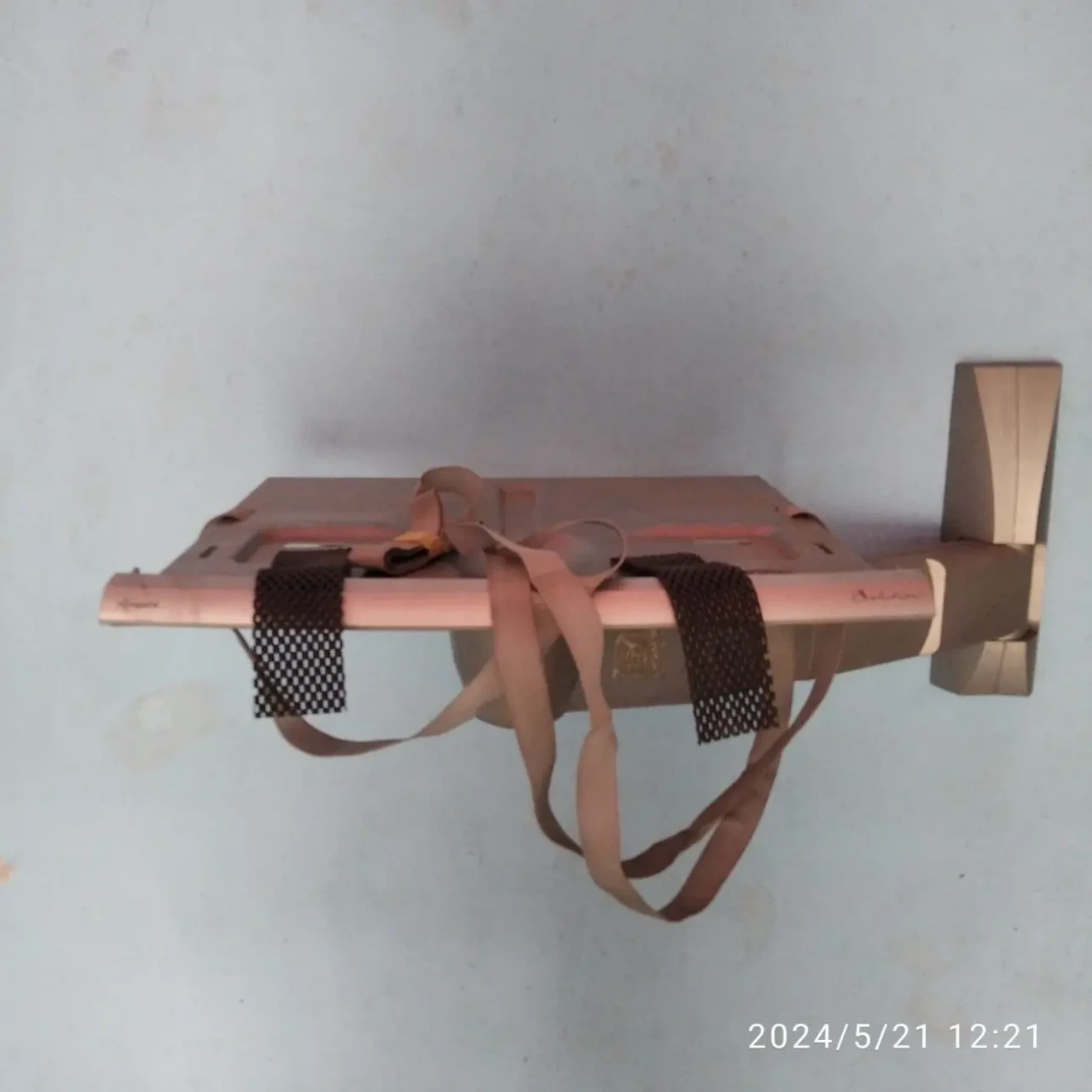 Полка настенная под телевизор б/у.