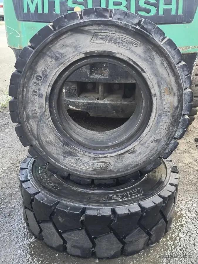 Суцільнолиті шини для навнтажувача 6.50-10 Б/В