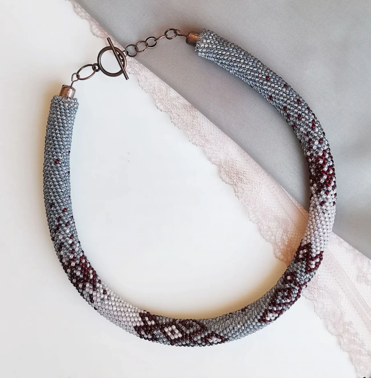 Прикраса із бісеру кольє-джгут Настрій