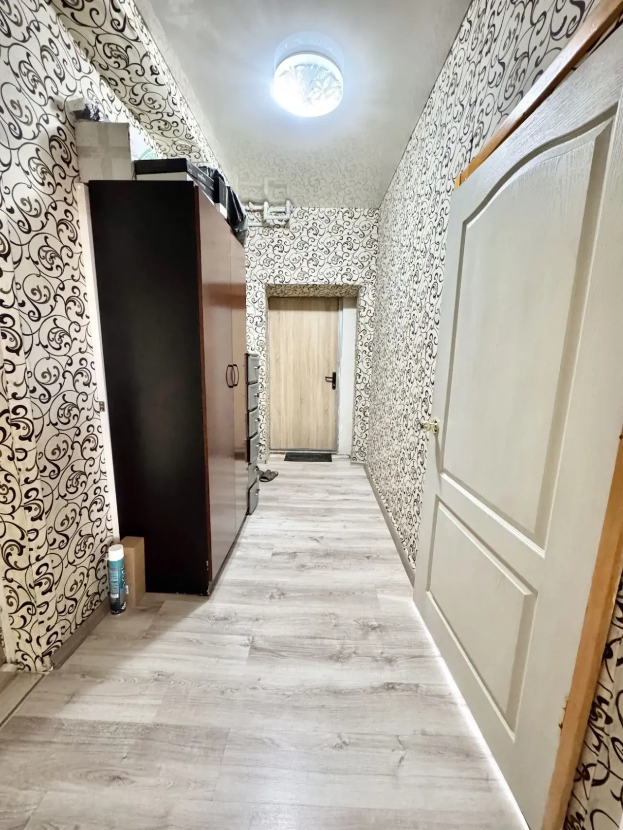 Продам 2 кімн. квартиру, сталінка, житловий стан. Центр міста 5