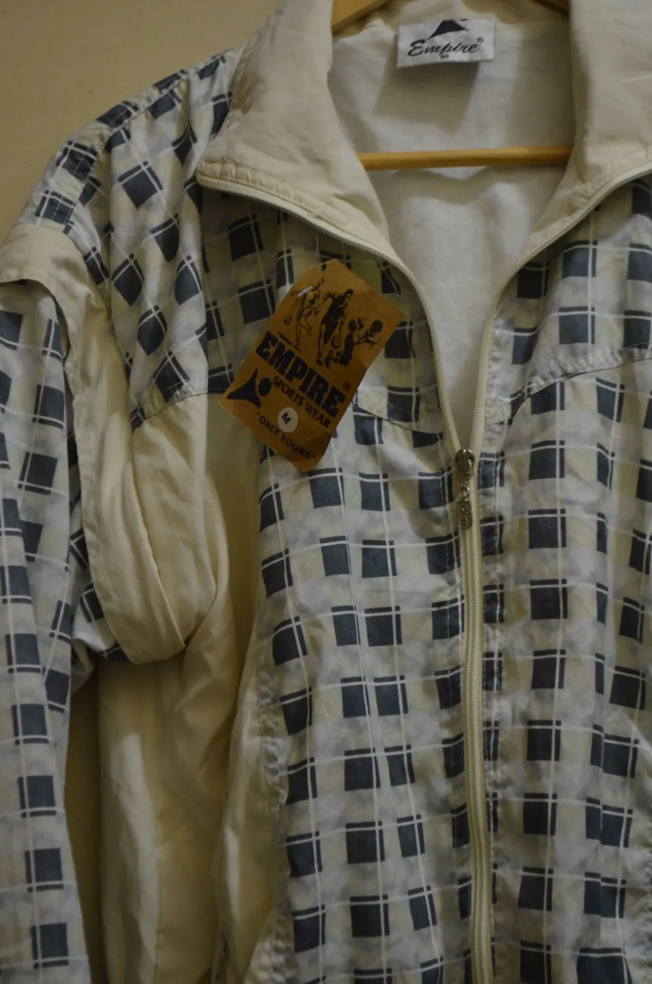 Продам спортивную куртку 4