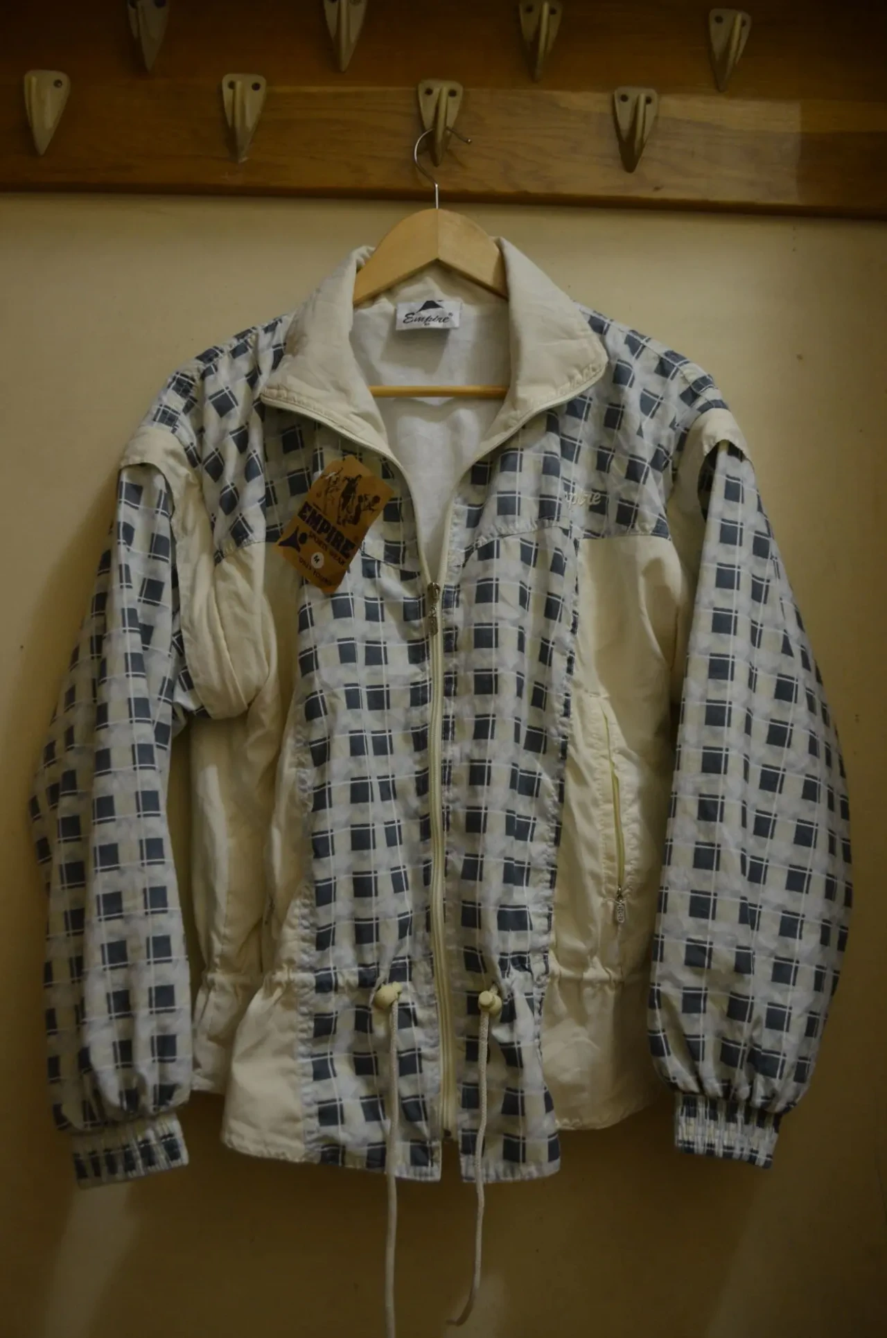 Продам спортивную куртку