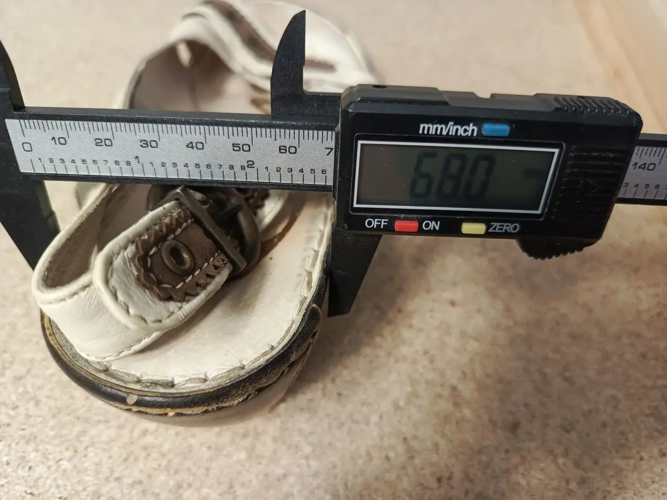 Жіночі шкіряні босоніжки на танкетці Simen.Белые босоножки 40 размера 9