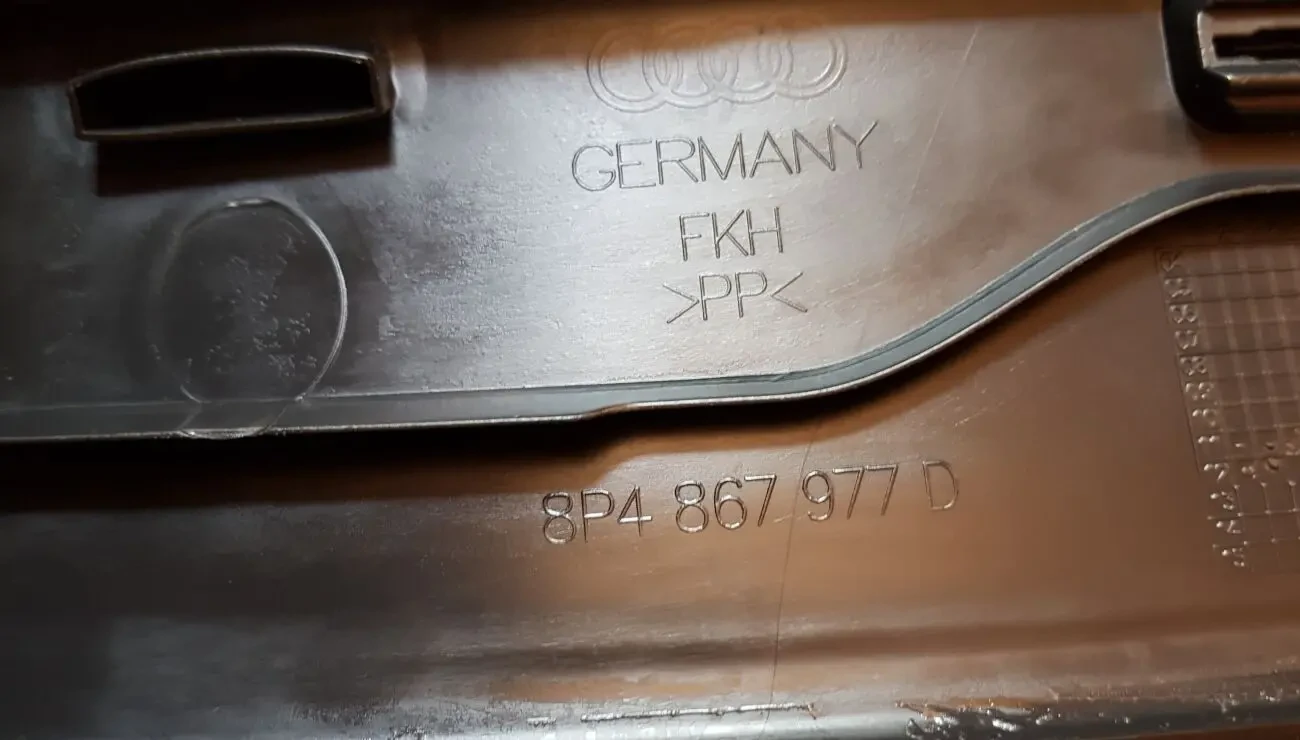 8P4867977D VAG  Обшивка двери багажника верхняя audi A3 4