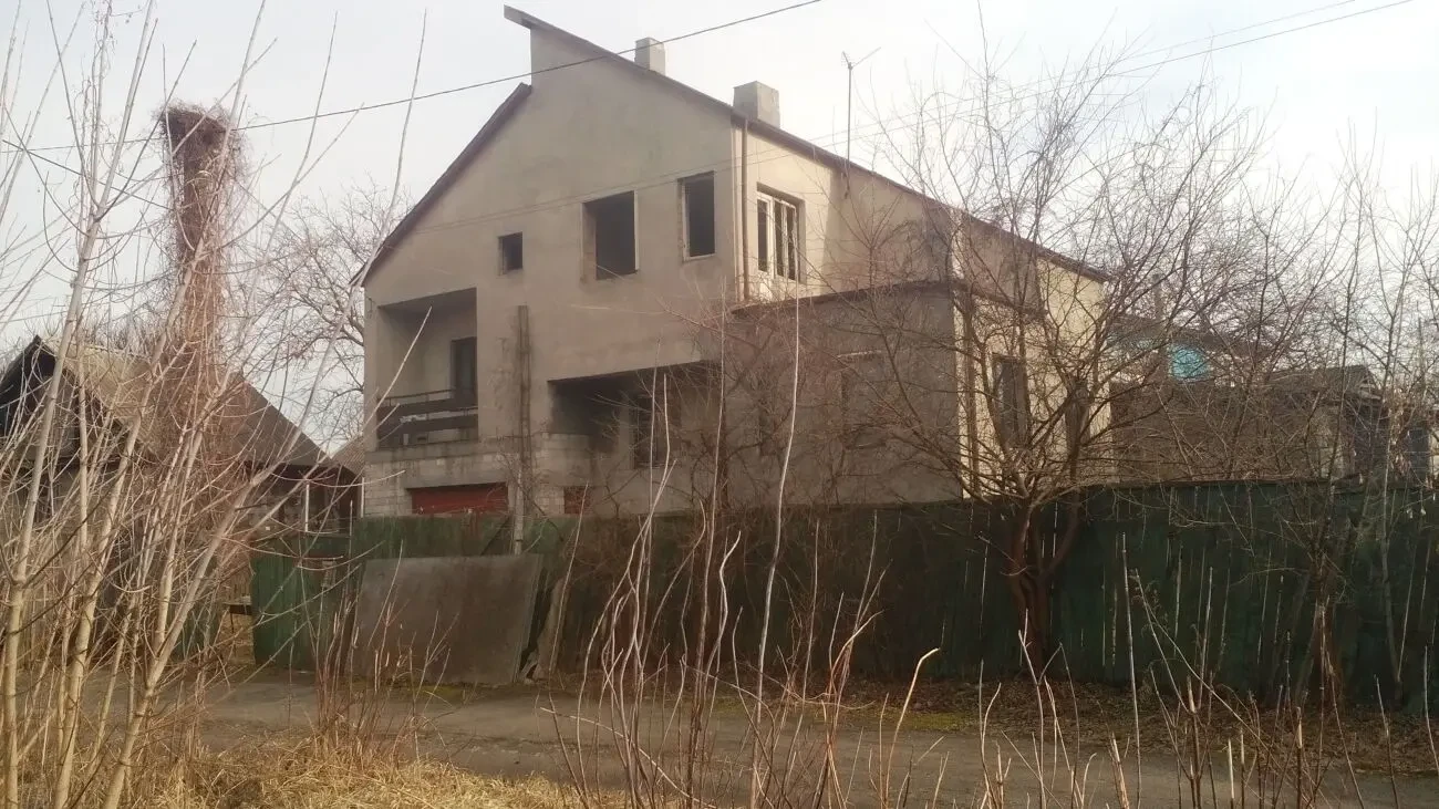 Дом в Києві на приватній ділянці з своїм виходом на річку