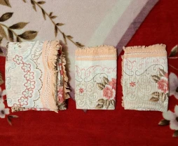 Дуже гарний комплект покривало та 2 наволочки.Покрывыло и 2 наволочки