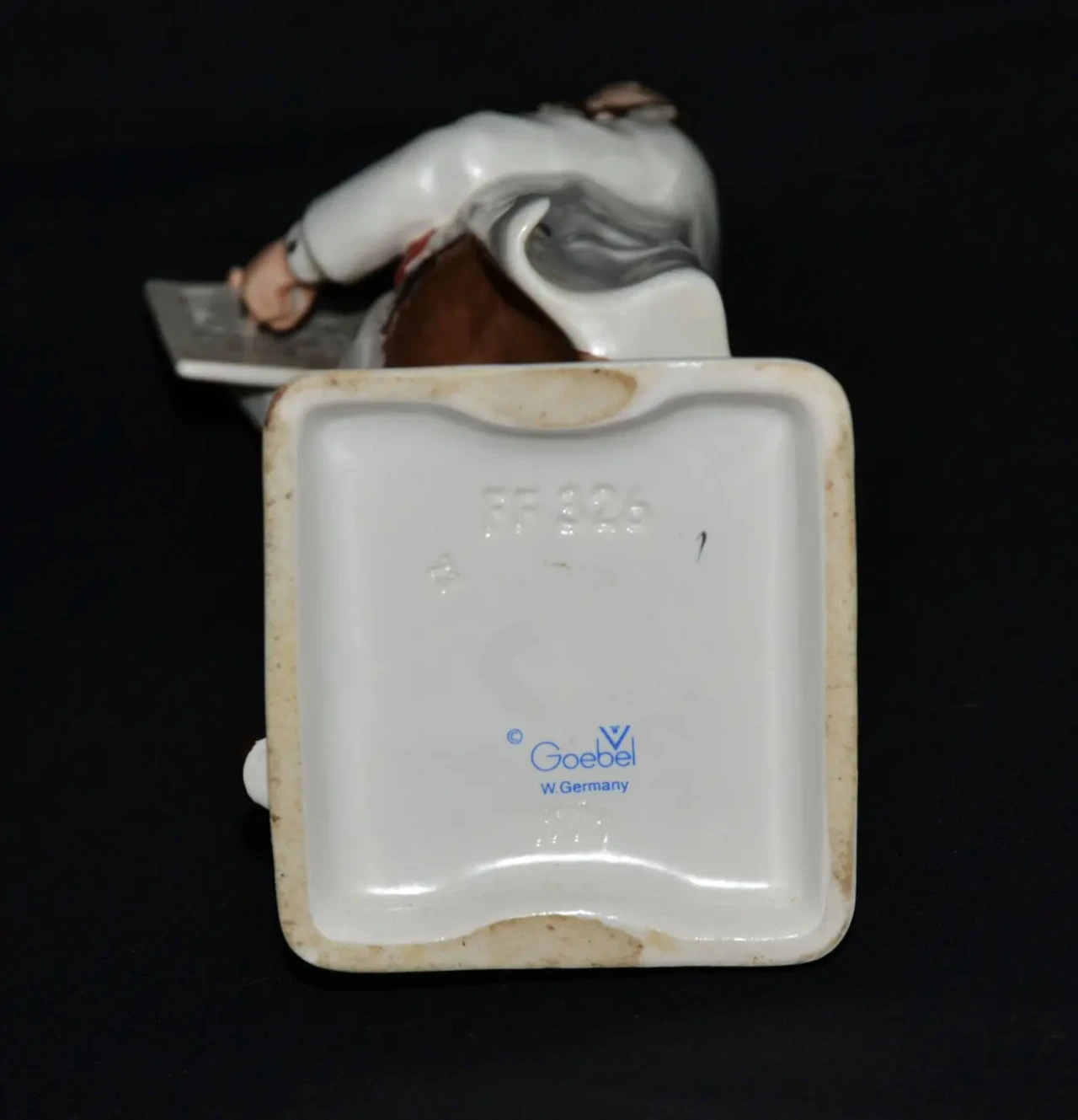 Фарфоровая статуэтка врача-окулистки Goebel FF826 5