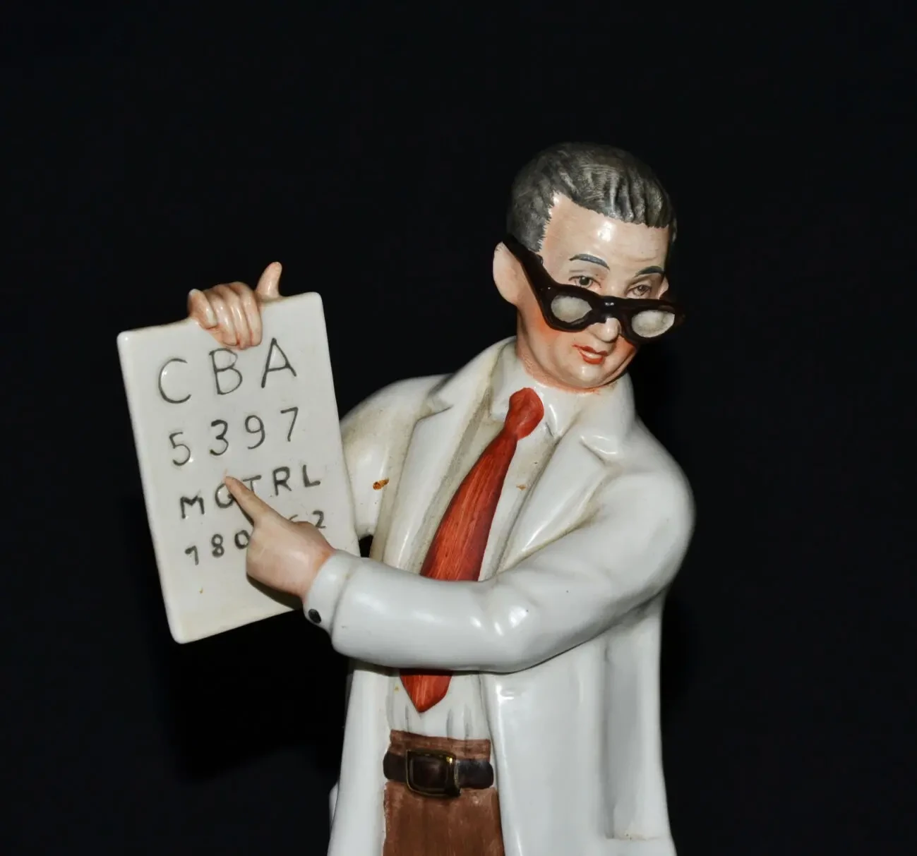 Фарфоровая статуэтка врача-окулистки Goebel FF826 4