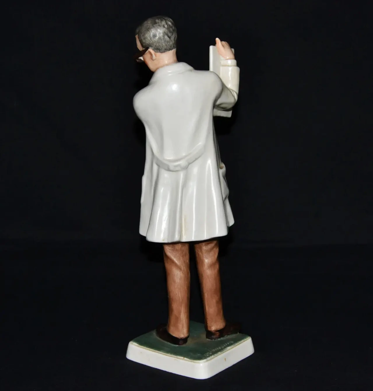 Фарфоровая статуэтка врача-окулистки Goebel FF826 3