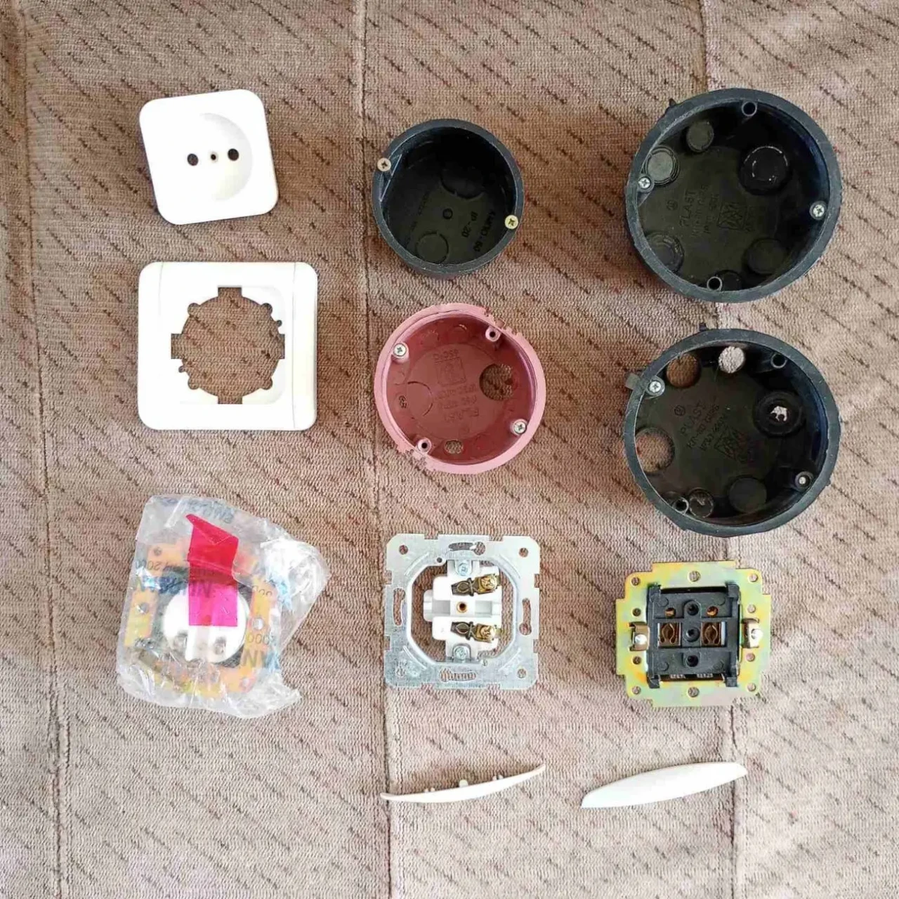 Электрические розетки, короба под розетки.