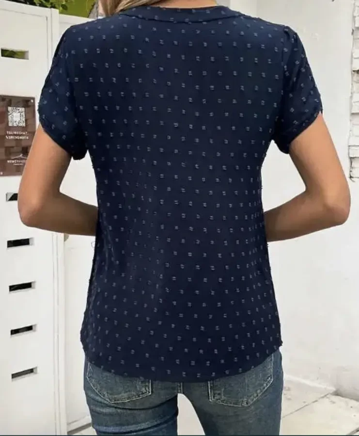 Елегантна темно-синя блуза з V-вирізом та фактурною текстурою 2