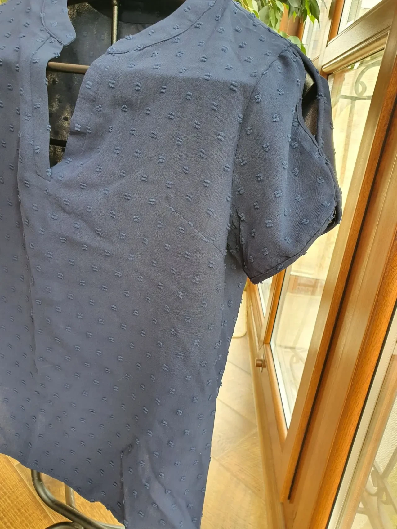 Елегантна темно-синя блуза з V-вирізом та фактурною текстурою 7