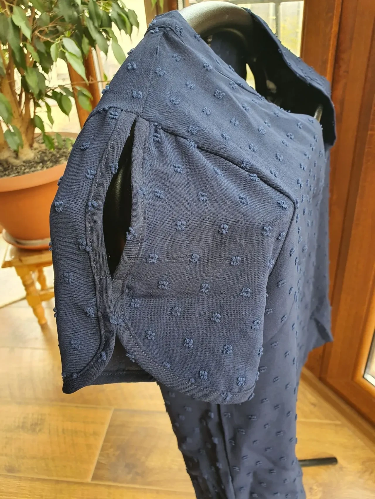 Елегантна темно-синя блуза з V-вирізом та фактурною текстурою 6