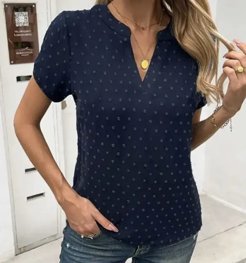 Елегантна темно-синя блуза з V-вирізом та фактурною текстурою