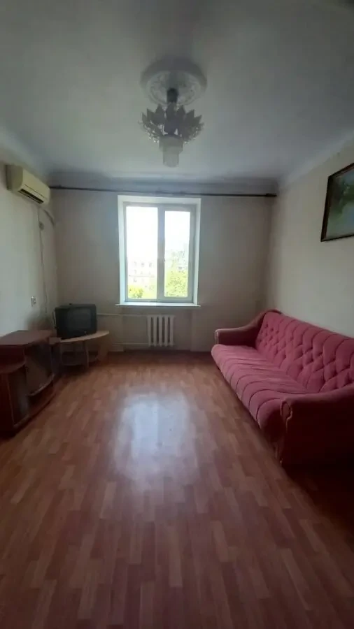 Продається двокімнатна квартира в районі Центрального рингку 3