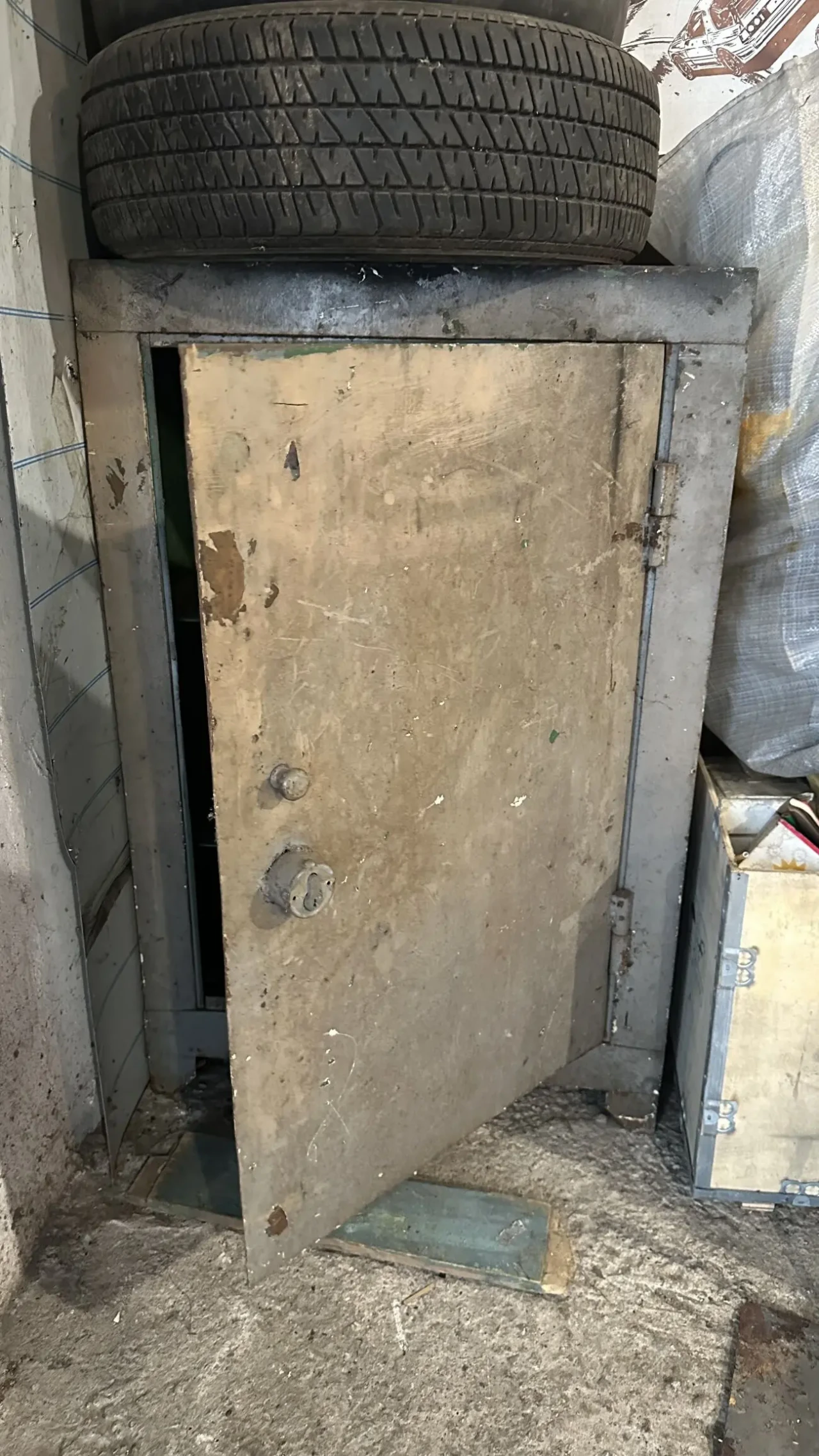 Продам металлический сейф большой